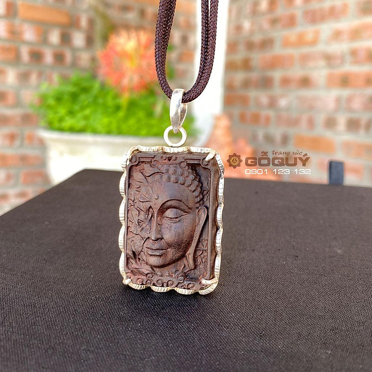Mặt dây chuyền Phật gỗ trắc đỏ bọc bạc