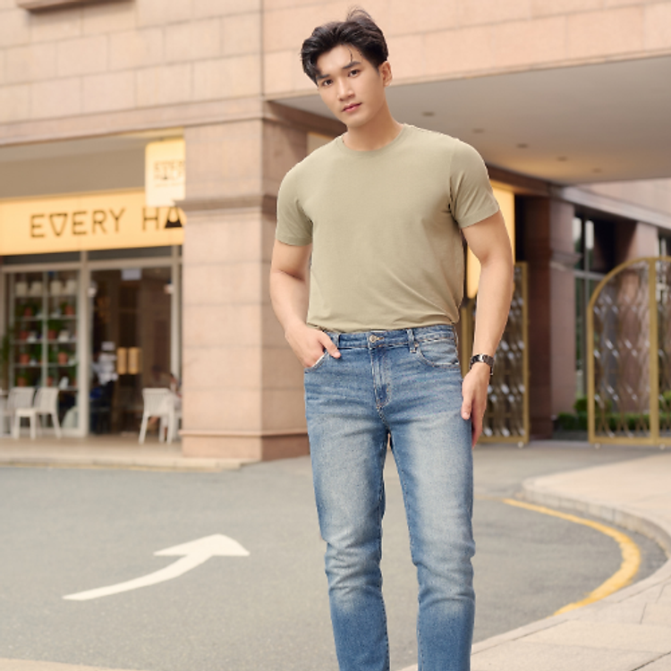 Quần Jean Thời Trang Basic Nam Dài Ninomaxx vải mềm, thoáng khí và có khả năng co giãn nhẹ 2207015