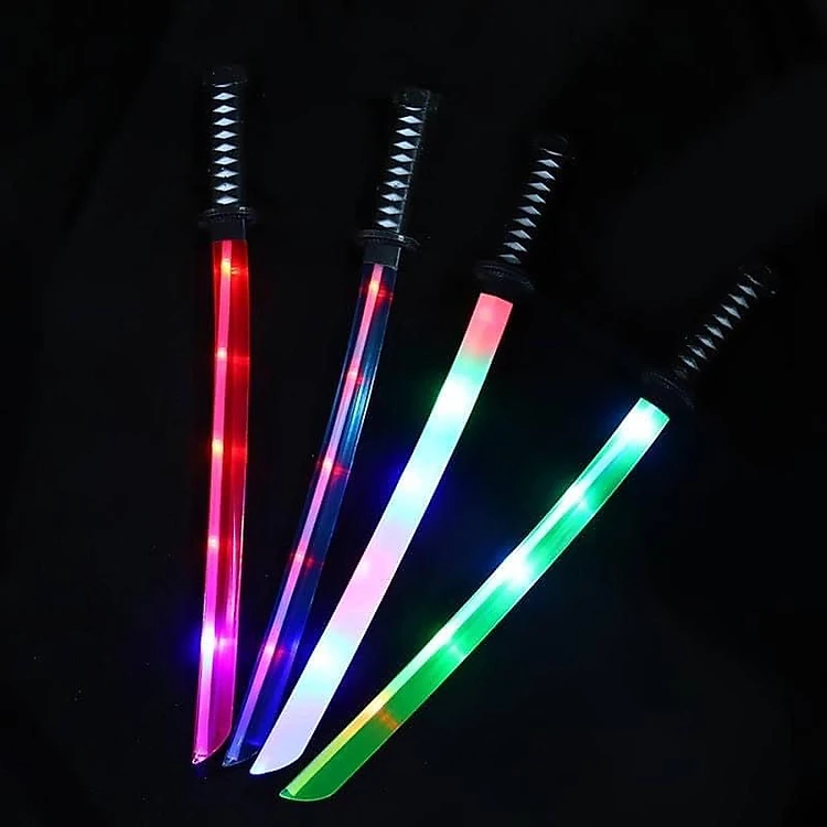 Kiếm ph&aacute;t s&aacute;ng - M&oacute;n đồ chơi th&uacute; vị trong mọi buổi tiệc