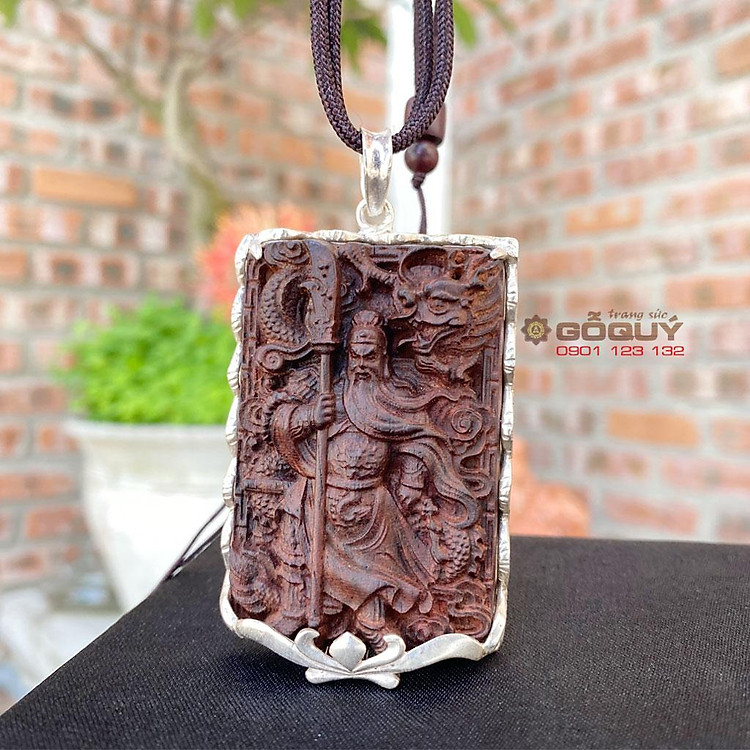 Mặt dây chuyền gỗ trắc Quan công bọc bạc