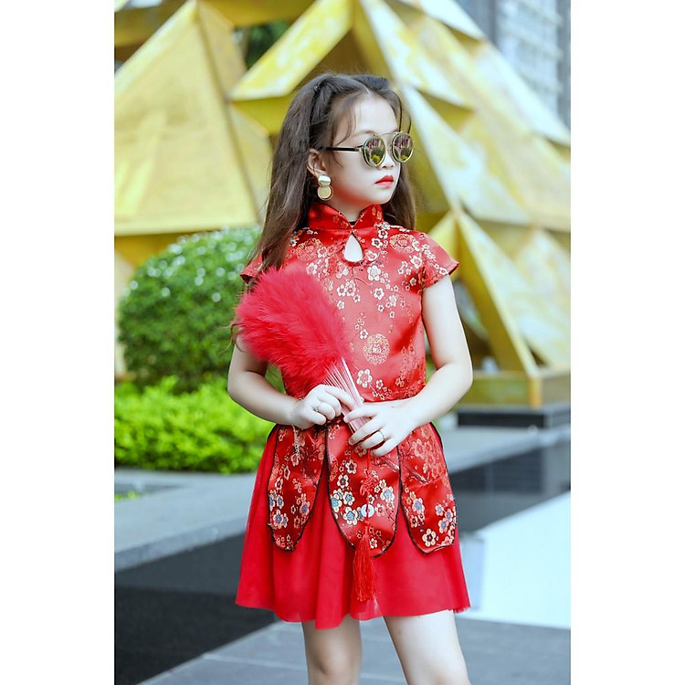 SƯỜN XÁM HOA MAI ĐỎ BÉ GÁI GẤM THÊU HOA VÀNG NỔI BẬT