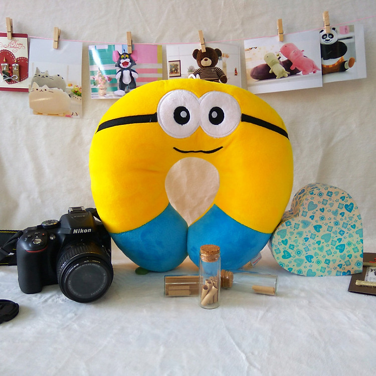 Gối chữ u quàng cổ hình Minions tinh nghịch