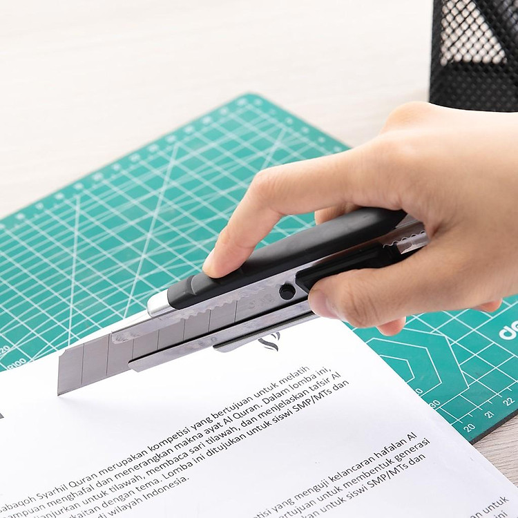 Dao rọc giấy Deli E2057 (8 lưỡi)