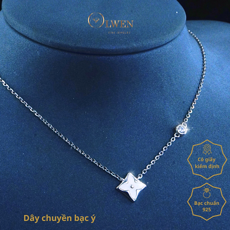 Sợi dây chuyền này có thiết kế tinh tế với mặt hình hoa vuông bo tròn, khảm trắng sang trọng, phù hợp đi chơi, đi làm, đi học, phong cách Hàn Quốc - 59050.2