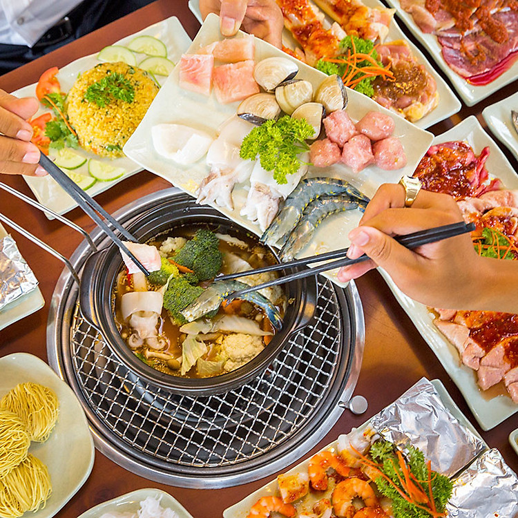 Voucher Buffet Buổi Tối tại Nhà Hàng Hải Sản Dìn Ký Hồng Hà - Hơn 50 món Lẩu Nướng Bò Mỹ - Hải Sản phục vụ thực khách.
