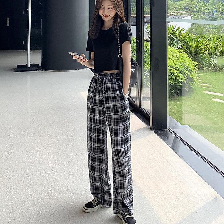 Set bộ quần áo nữ cá tính gồm áo croptop thun đen phối quần kaki caro suông form rộng