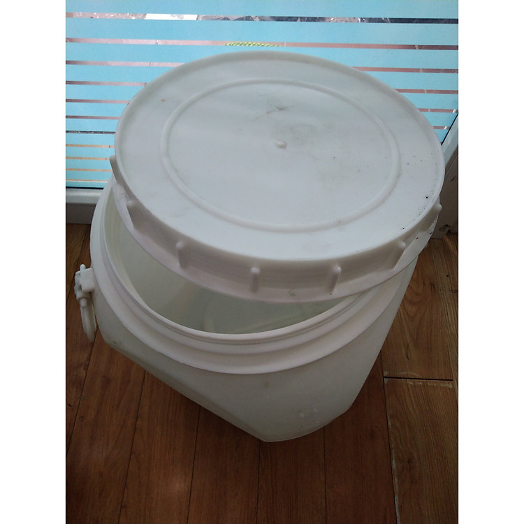 Thùng nhựa dụng đựng dung dịch lỏng