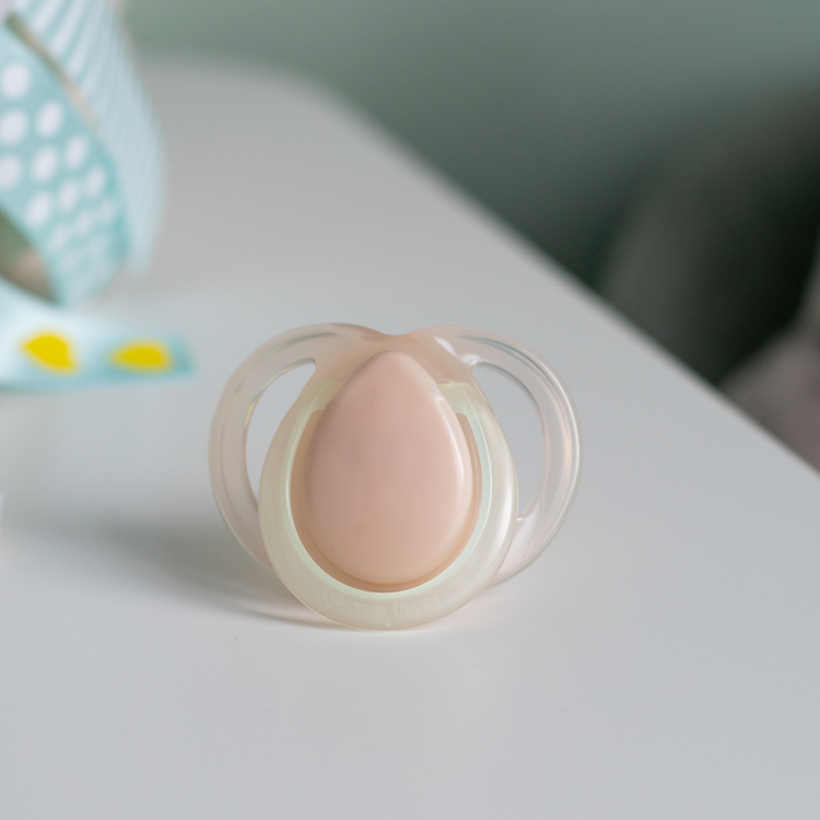 Mua Ty Ngậm Dạ Quang Tommee Tippee Hồng Giá rẻ - Hình ảnh 2