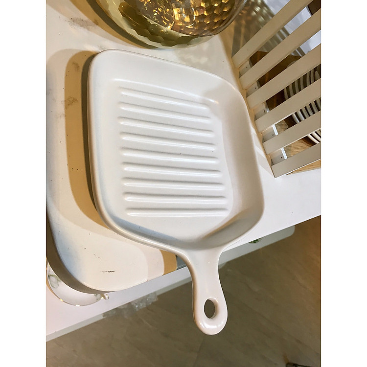 Khay nướng bánh có tay cầm màu trắng