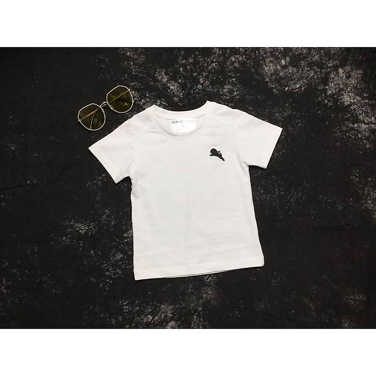 Áo thun trắng cổ tròn ngắn tay cho bé.