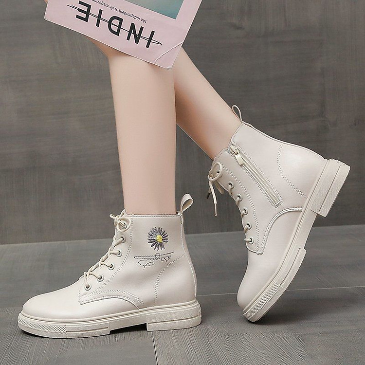 Giầy Boots nữ chất da cao cổ buộc dây thêu họa tiết