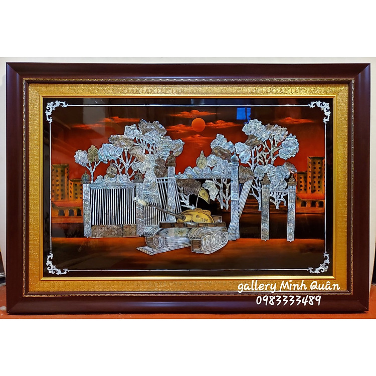 Tranh sơn mài khảm ốc -Xe tăng quân giải phóng húc đổ cổng dinh Độc Lập 30/04/1975