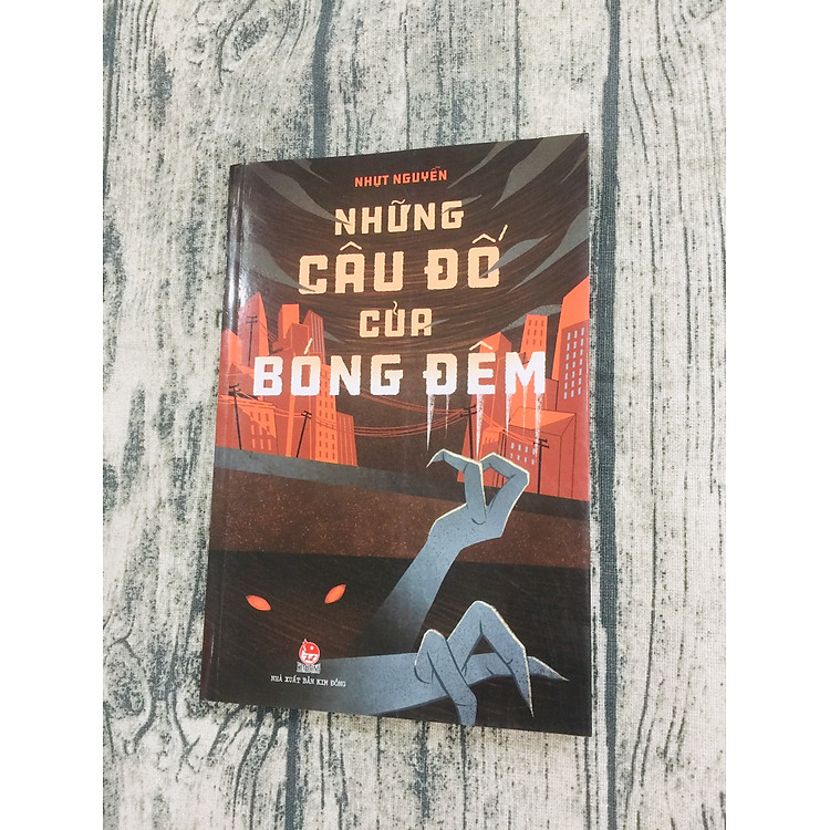 Tại Newshop: Những Câu Đố Của Bóng Đêm