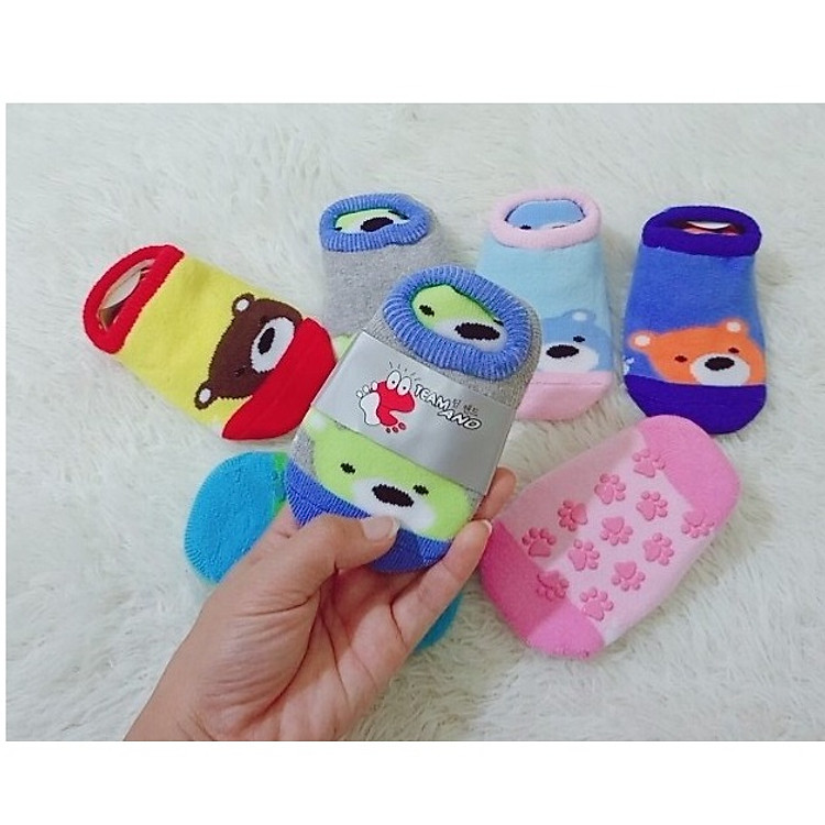 Vớ xuất Hàn chống trượt từ 1-3 tuổi (giao màu ngẫu nhiên theo giới tính)
