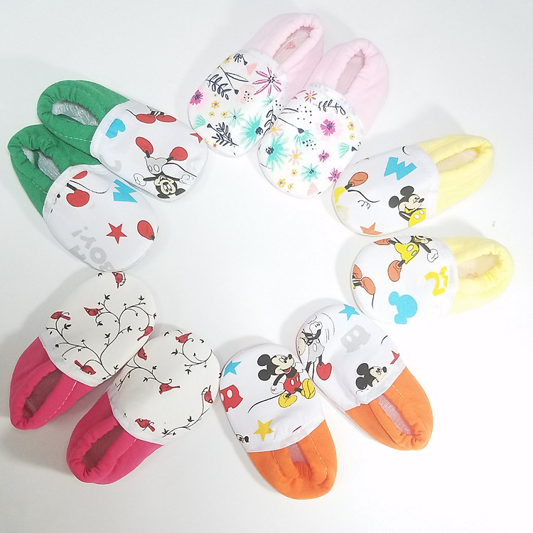 Set 5 đôi giày vải cho bé họa tiết đang yêu từ 0-12 tháng tuổi