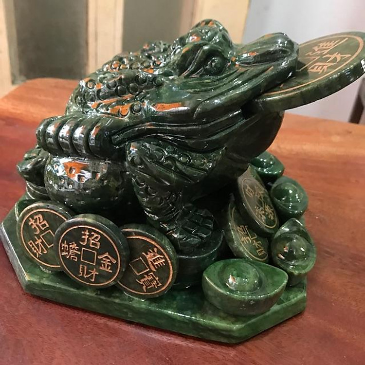 Tượng Cóc Xanh phong thuỷ Thiềm Thừ đá SPRENTIN TO NGẬM TIỀN NGỒI TRÊN KHỐI VÀNG Dài 20cm x Cao 15cmx Ngang 16cm HỢP MỆNH THUỶ MỘC HOẢ NẶNG TỊT gần 4Kg ạ