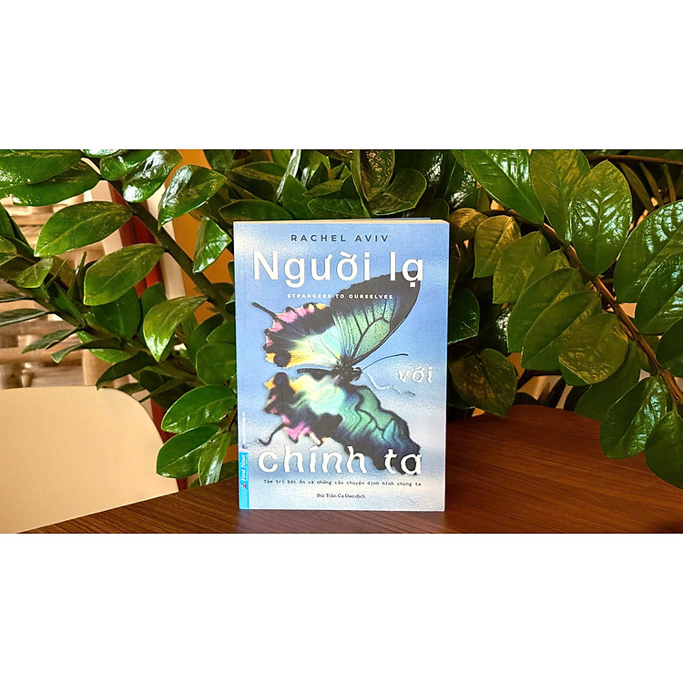 NGƯỜI LẠ VỚI CHÍNH TA