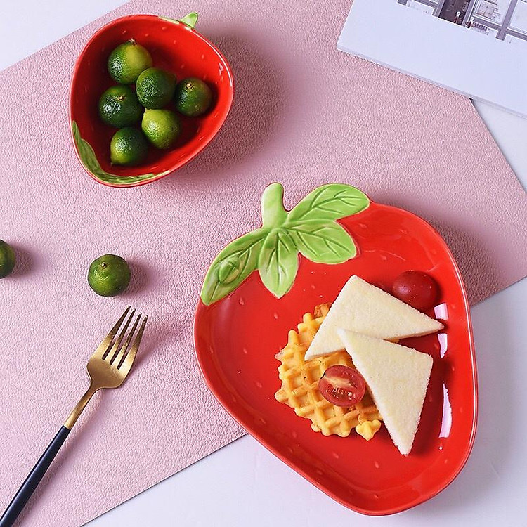 Sét 2 món Dĩa Chén Bằng Sứ Hình Trái Dâu Tây , Đĩa Đựng Thức Ăn Dặm Hình Trái Cây Decor Gốm Khử Chì Siêu An Toàn