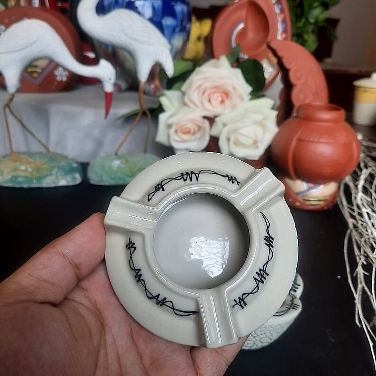 Gạt tàn thuốc là gốm sứ men lưới Nhật hình tròn