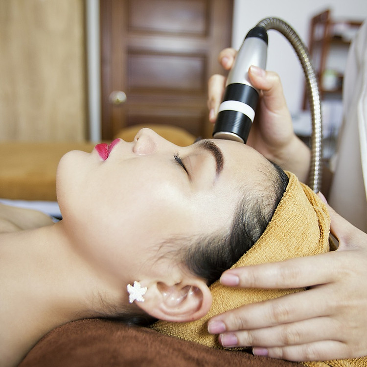 Trị sẹo xâm lấn nhẹ bằng phi kim tế bào gốc