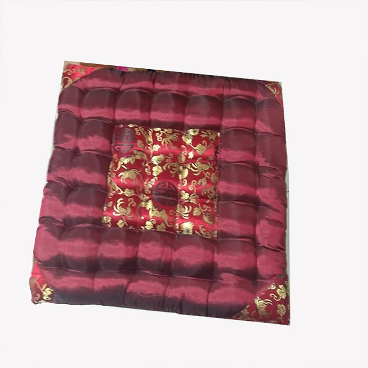 Đệm ngồi, ruột bông ép đã xử lý nhiệt, mặt lụa thêu hoa văn, có 2 loại kích thước cho khách hàng lựa chọn