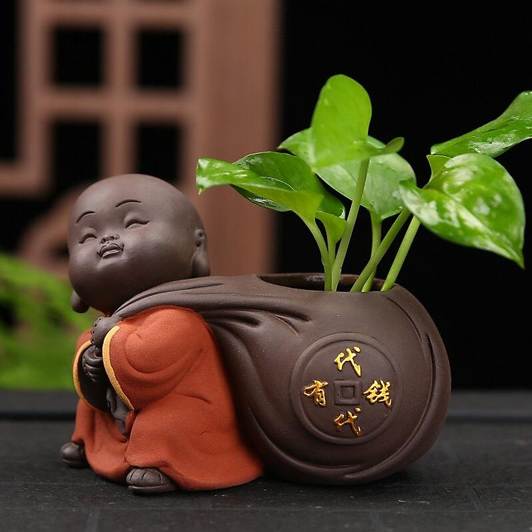 Tượng chú tiểu kéo túi tiền - trồng cây, cắm hoa trang trí