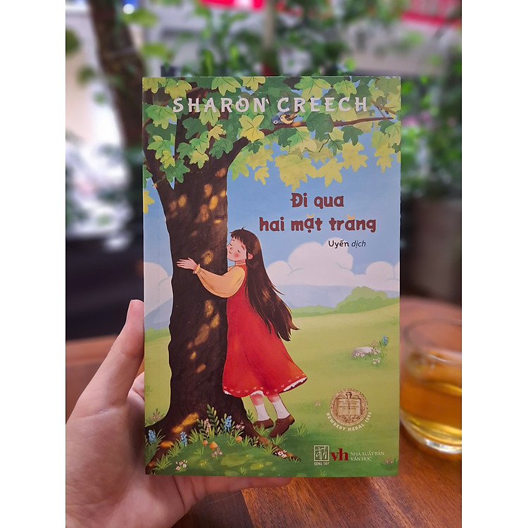 ĐI QUA HAI MẶT TRĂNG – Sharon Creech