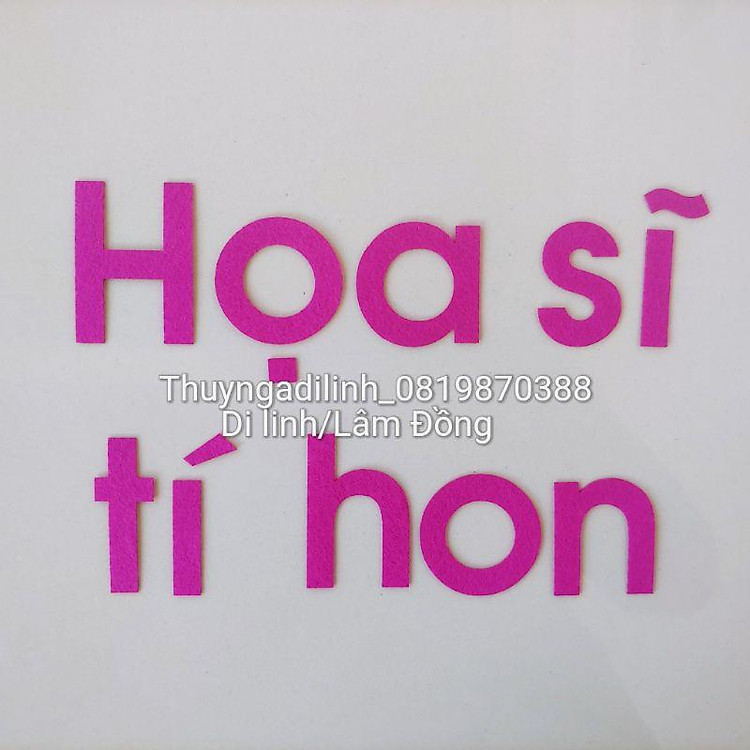 Tên góc vải nỉ "Họa sĩ tí hon" mầm non, chiều cao chữ H 6.7cm, chiều cao chữ i 5cm