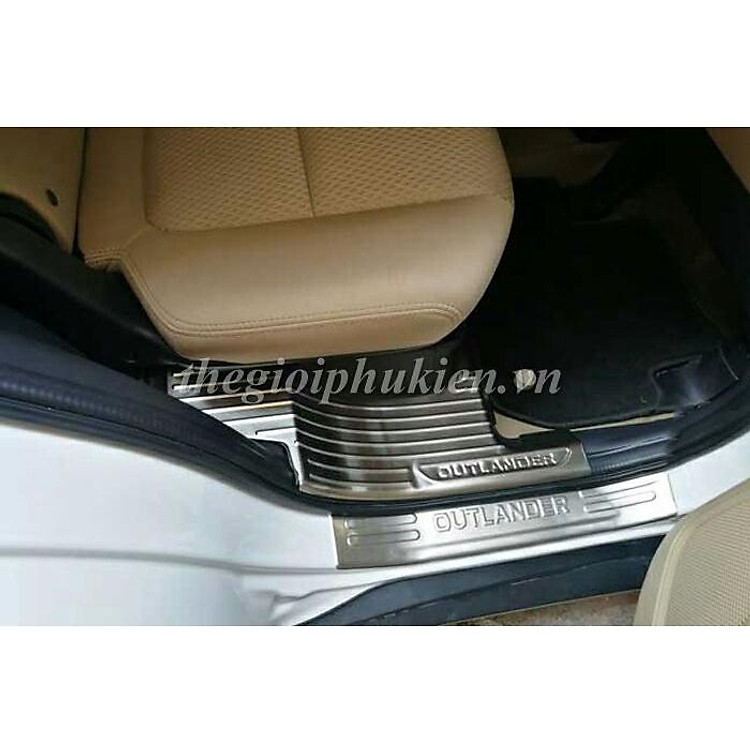 Bộ sản phẩm ỐP BẬC CỐP VÀ BẬC CỬA Inox xe Mitsubishi Outlander