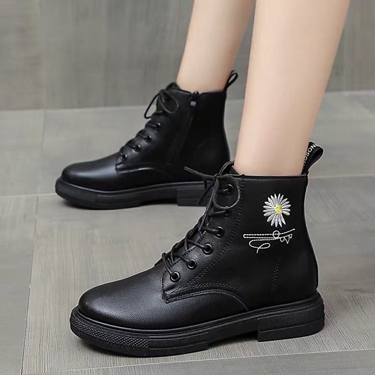 Giày boots nữ cao cổ Chất liệu da siêu dẹp, viền hoa cúc Hot trend