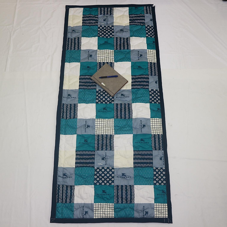 Nệm Ngủ Trưa Văn Phòng HOÀNG THIÊN HÀ - Mẫu ô vuông caro trắng xanh - 100% vải coton thoáng mát, mềm mại, thấm hút mồ hôi. Giặt được bằng máy. Dể gấp gọn - Có túi đựng riêng.