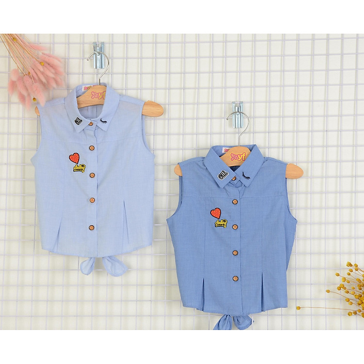 ÁO SƠ MI BÉ GÁI SÁT NÁCH THIẾT KẾ VẠT SAU DÀI YF - LAI ÁO XẾP LI - TRANG TRÍ HÌNH THÊU ĐẮP NỔI - 2 MÀU ĐẬM NHẠT (MÀU NGẪU NHIÊN) - 9AX514