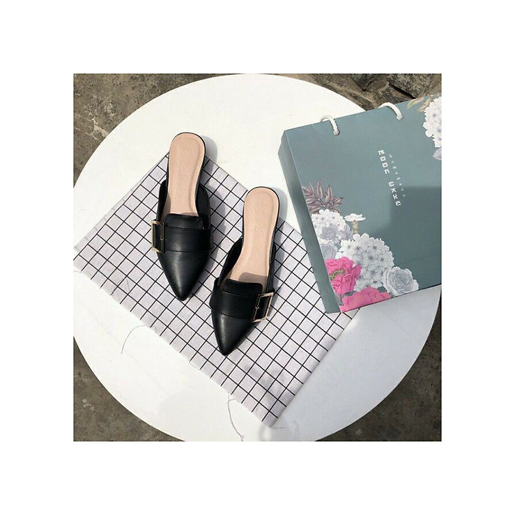 Dép bít mũi đính khóa vuông màu đen