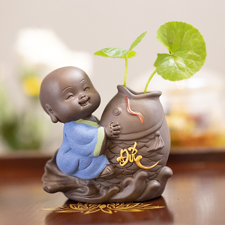 Tượng phong thủy chú tiểu trồng cây chữ Đức