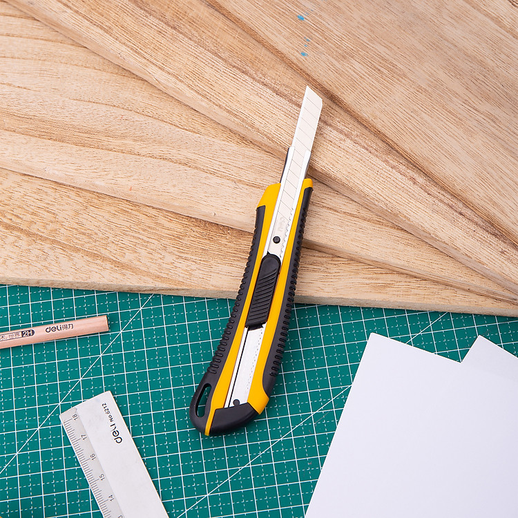 Dao rọc giấy Deli 13 lưỡi tách rời (1 cái) - Ảnh 3