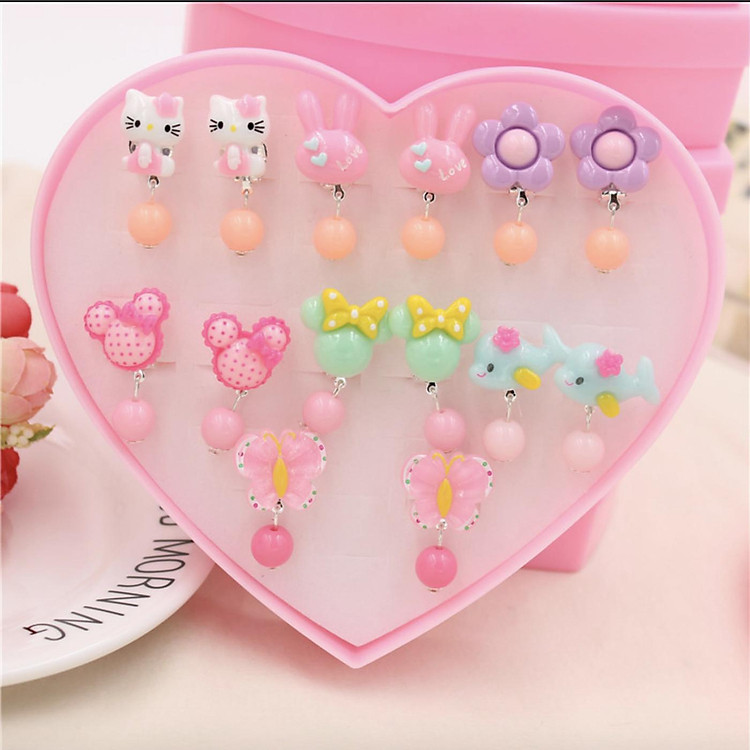 Khuyên tai kẹp cho bé nhựa họa tiết hoạt hình nhiều màu hình trái tim - Combo hộp 7 đôi