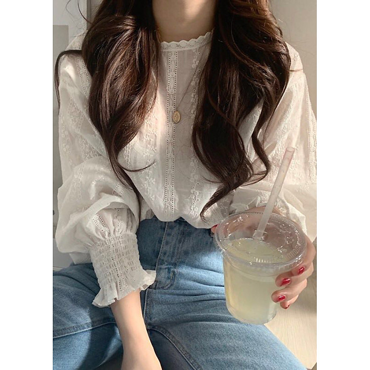 Áo kiểu nữ hoa nổi cổ tròn tay bồng xinh xắn - Trắng