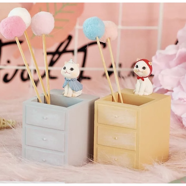 Hộp Cắm Bút Mèo Quàng Khăn Đỏ