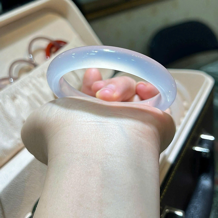 Vòng Nguyên Khối Bạch Nguyệt Quang – Đá Trắng Trong, Bản Tròn Sang Trọng – Phụ Kiện Đeo Tay Tự Nhiên Cao Cấp