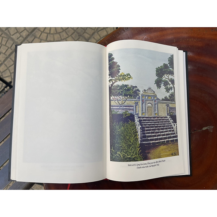 LĂNG GIA LONG - Ấn phẩm thứ hai thuộc bộ sách “Huế kỳ bí” - Ảnh 3