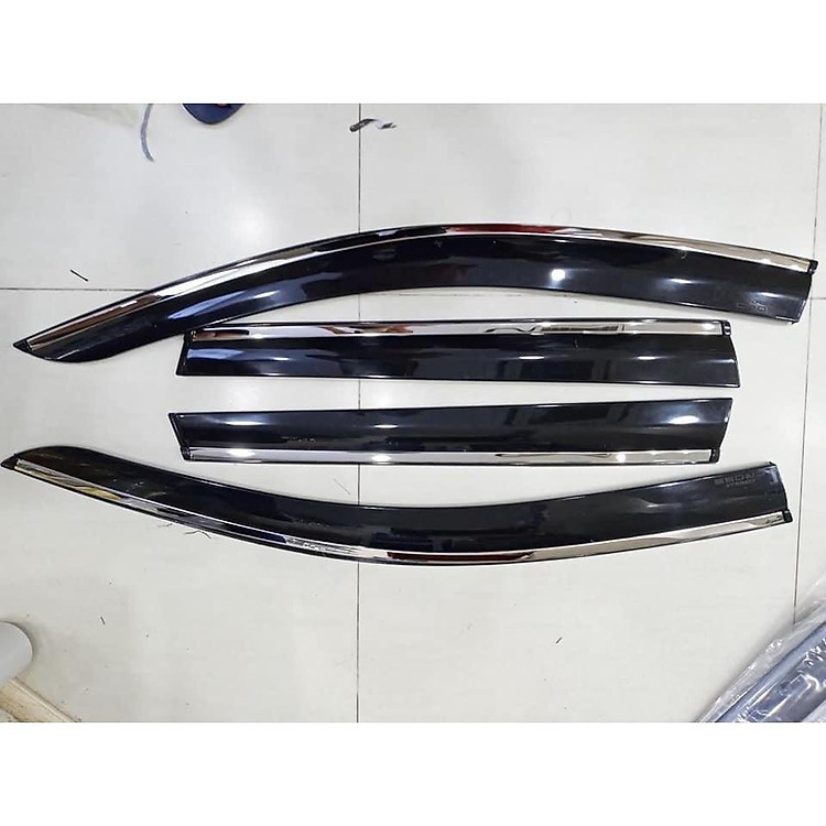 Vè che mưa viền inox Corolla Cross 2020