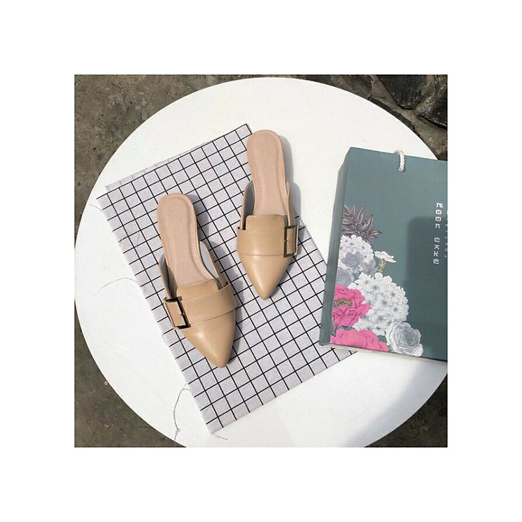 Dép bít mũi nữ đính khóa vuông màu kem