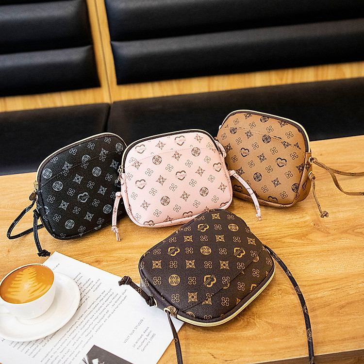 Túi xách nữ họa tiết vải da cao cấp ,chống thấm nước ,trẻ trung cá tính ,phù hợp mọi độ tuổi có thể đeo nhiều kiểu dáng , dễ dàng phối với các loại trang phục khác nhau ,là phụ...