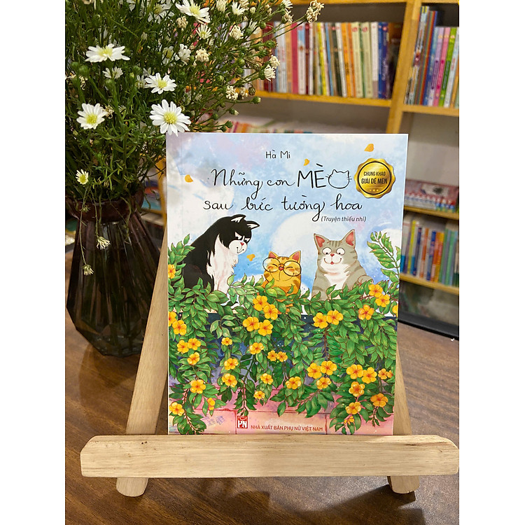 Những Con Mèo Sau Bức Tường Hoa