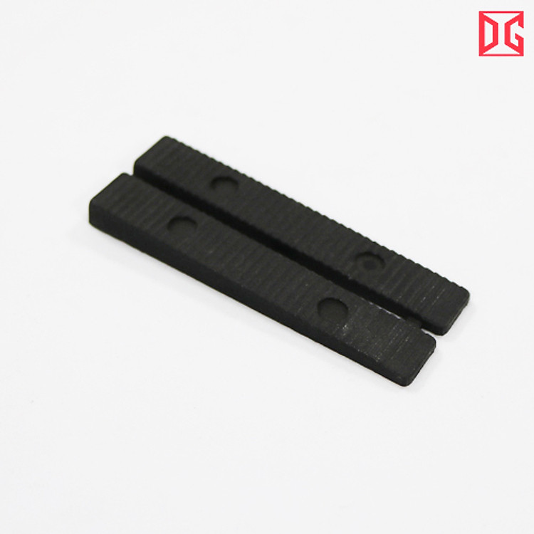 Nêm vát chèn khung nhôm bao tường DG Plastic