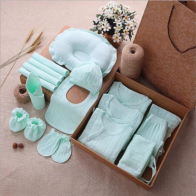 Hộp đồ cho bé BC004 (03 áo+02 quần+gối+02 yếm+bao tay, chân+mũ+05 khăn)