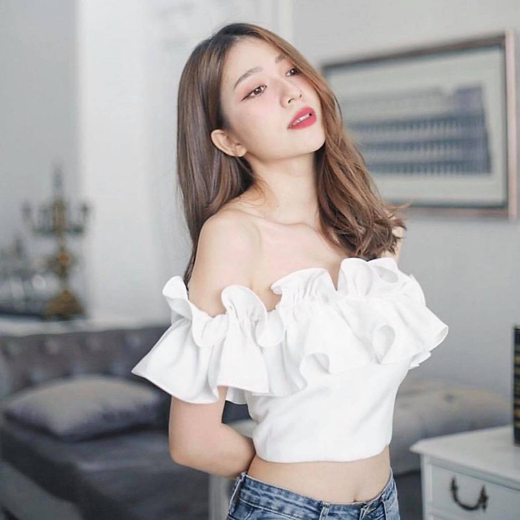 Áo crop top trễ vai giúp bạn gái khoe vai trần điệu đà, gợi cảm.