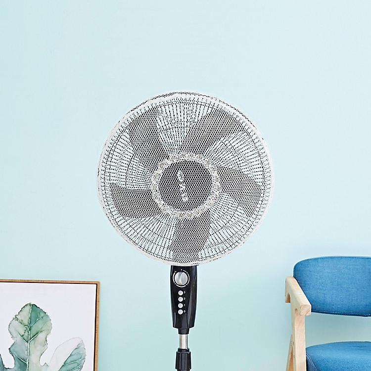 Lưới bọc quạt cỡ lớn bọc cả trước sau, có dây buộc và chốt chống tuột bảo vệ bé khi đang sử dụng