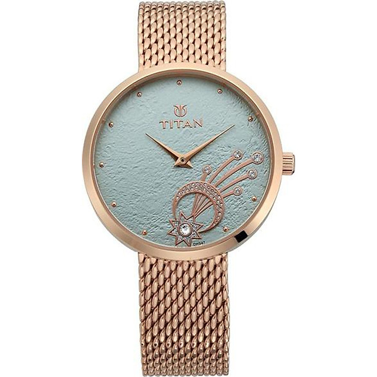 Đồng hồ đeo tay hiệu Titan 95083WM01; kèm bộ trang sức gồm 4 bông tai và hộp