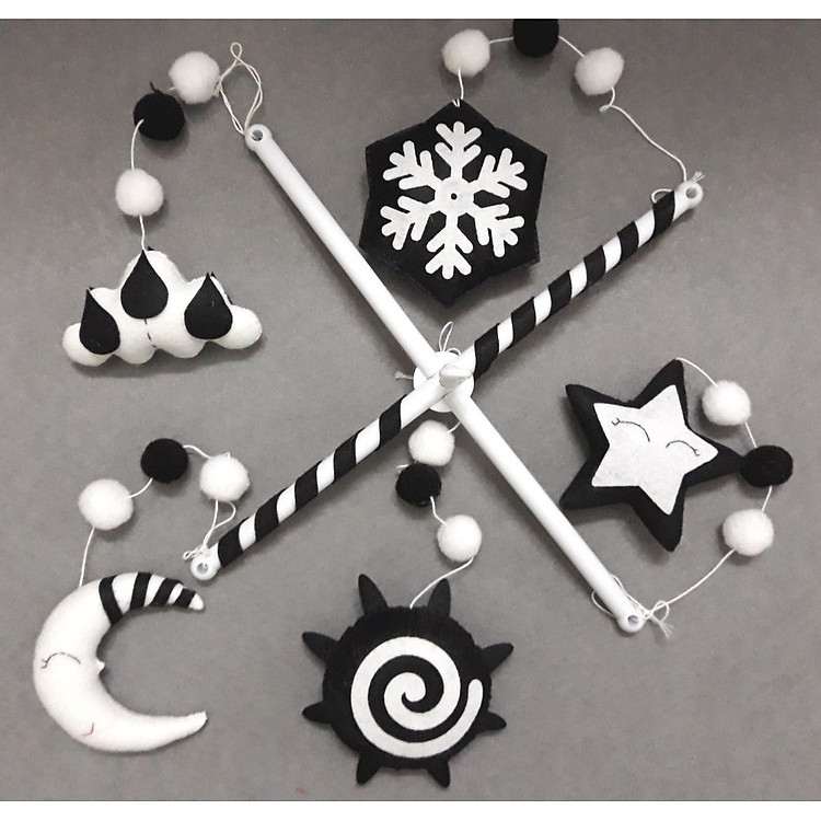 Treo nôi đen trắng hoa tuyết kích thích thị giác cho bé